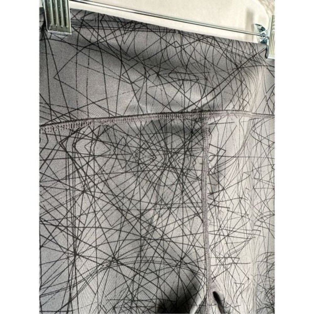 Alo Yoga Gray Geometric Print Capri Leggings Size Small NWOT - Picture 4 of 7